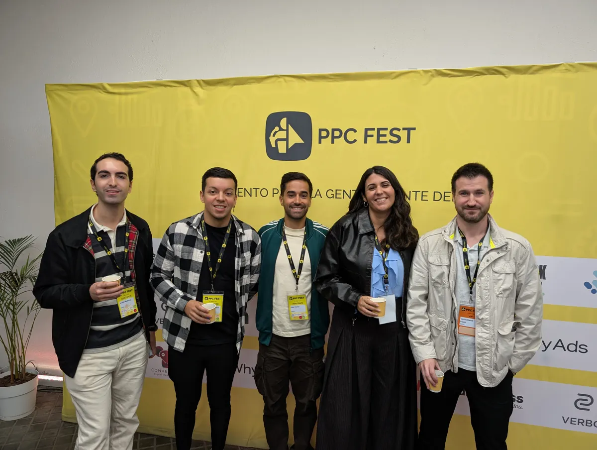 Carlos David López con otros asistentes en el photocall del PPC Fest 2026
